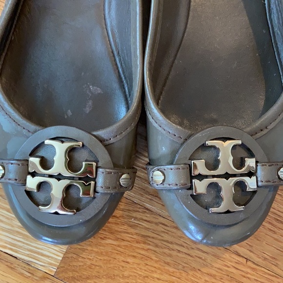 Tory Burch Size 7 Taupe Flats - Picture 2 of 5